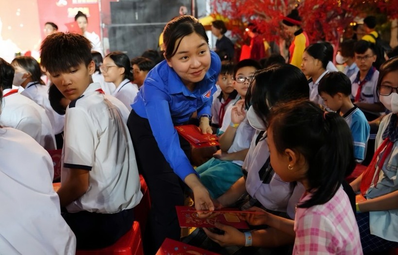 Chung tay sẻ chia yêu thương