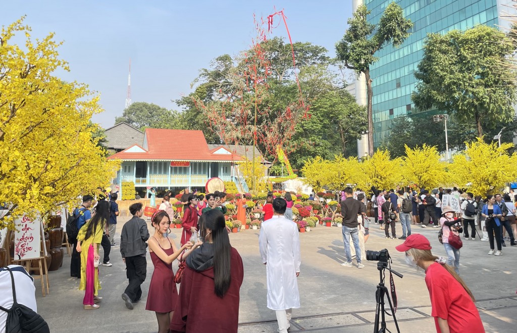 Không gian ngập tràn sắc Xuân tại Lễ hội Tết Việt 2025 Không gian ngập tràn sắc Xuân tại Lễ hội Tết Việt 2025