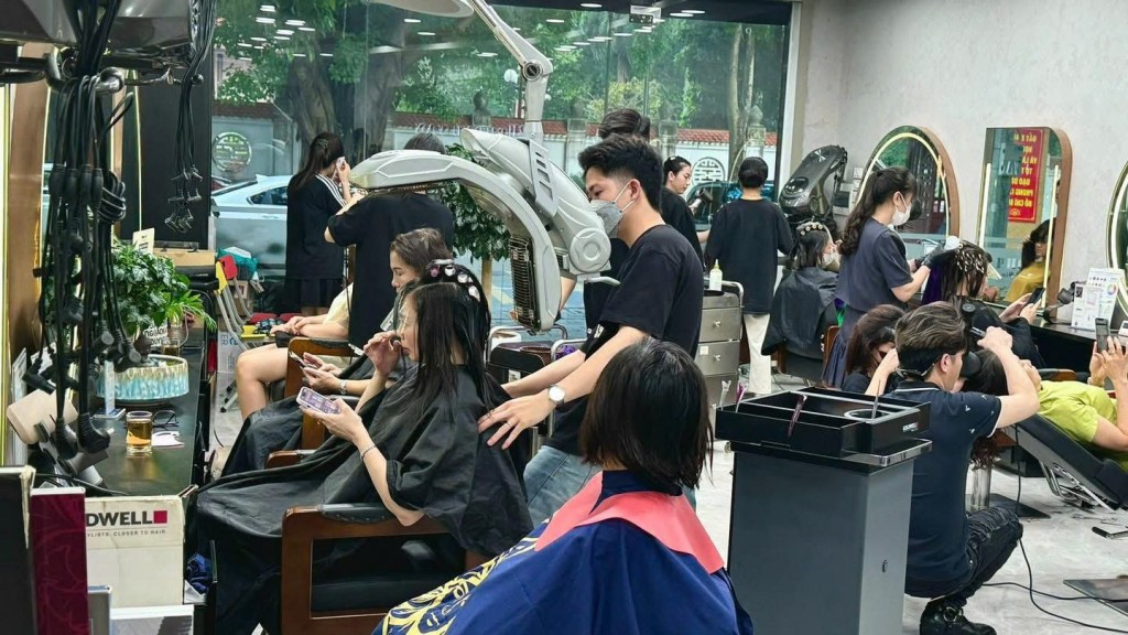 Các salon tóc phải tăng giờ làm việc, tăng cường nhân sự để phục vụ khách hàng dịp Tết