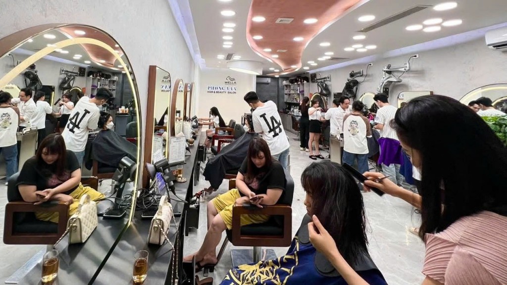 Những ngày cuối tuần, nhiều salon tóc rơi vào tình trạng quá tải