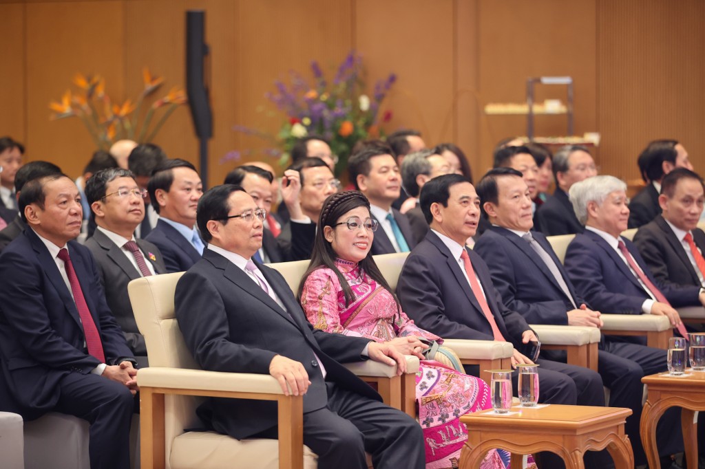 Thủ tướng Phạm Minh Chính và Phu nhân, cùng các đồng chí lãnh đạo Đảng, Nhà nước, Đại sứ, Đại biện, Trưởng đại diện các tổ chức quốc tế tại Hà Nội cùng Phu nhân, Phu quân thưởng thức các tiết mục nghệ thuật tại tiệc chiêu đãi - Ảnh: VGP/Nhật Bắc