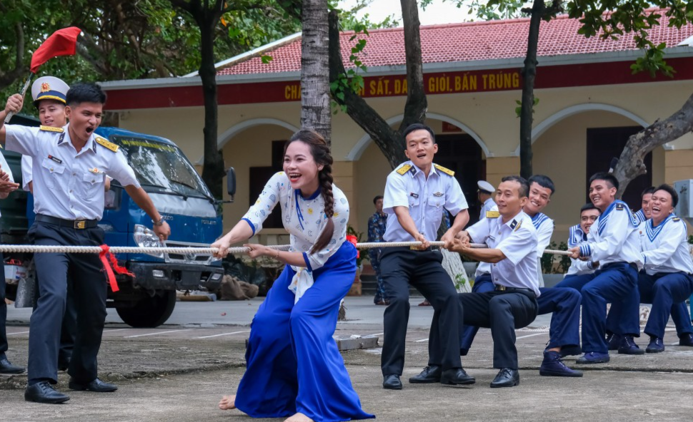 Quân và dân đảo Sinh Tồn cùng tham gia trò chơi kéo co