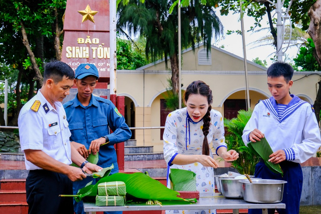 Cán bộ chiến sĩ và người dân trên đảo thi gói bánh chưng