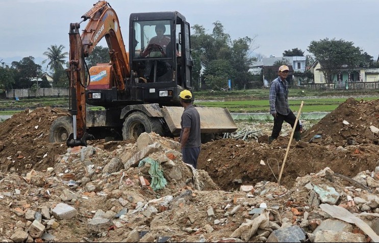 Nhà thầu sử dụng chất thải rắn xây dựng để san lấp mặt bằng