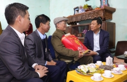 Thăm, tặng quà thương binh, gia đình chính sách tiêu biểu