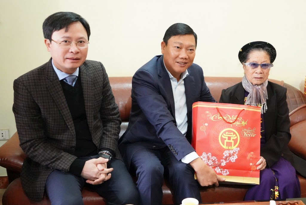 Thăm, tặng quà thương binh, gia đình chính sách tiêu biểu