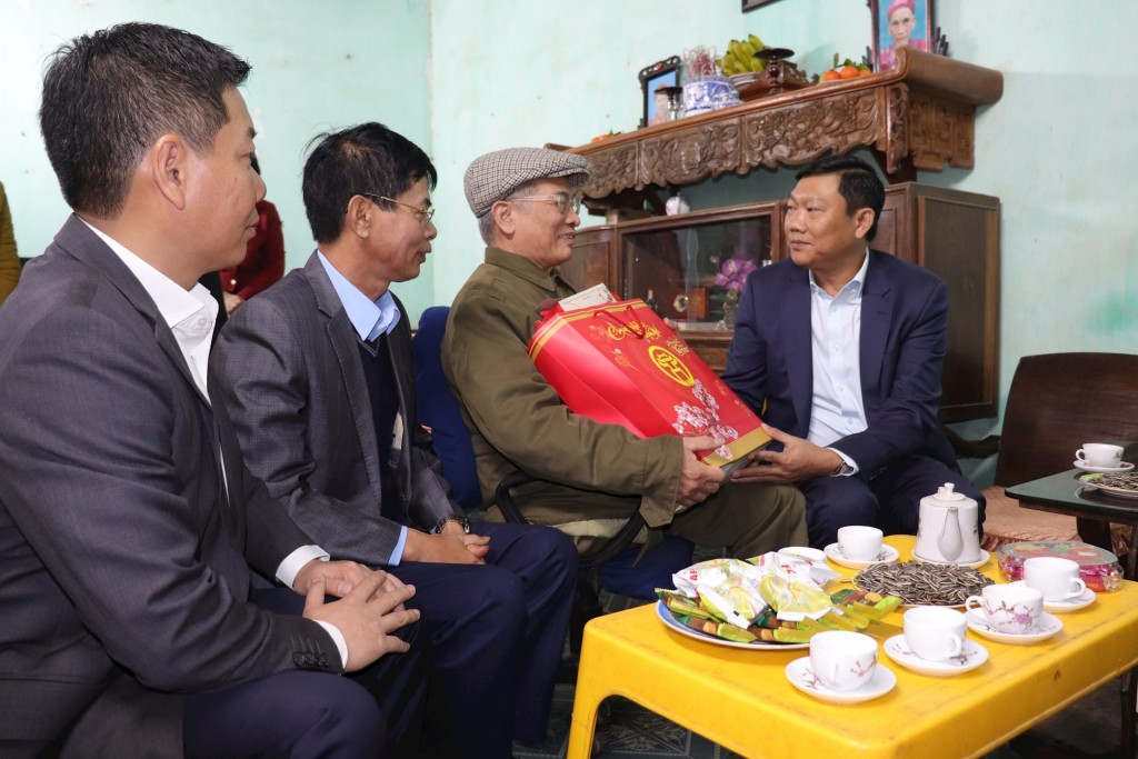 Thăm, tặng quà thương binh, gia đình chính sách tiêu biểu