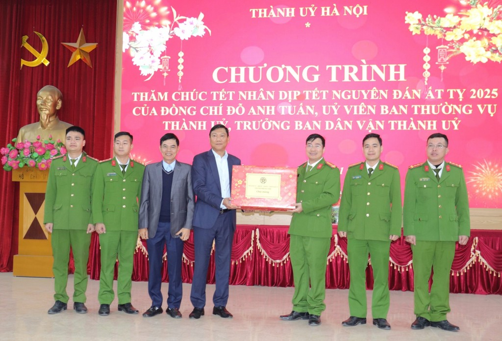 Thăm, tặng quà thương binh, gia đình chính sách tiêu biểu