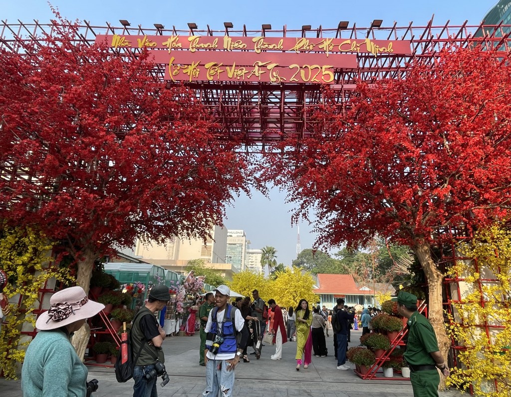 Chào đón Tết Giáp Thìn 2024, TP Hồ Chí Minh đã tổ chức Lễ hội Tết Việt lần thứ 17, cho mở cửa đường mai và phố Ông Đồ tại Nhà văn hoá Thanh niên (Quận 1) từ ngày 24/1 - 14/2 (nhằm 14 tháng Chạp đến mùng 5 Tết) để phục vụ nhu cầu du xuân của người dân thành phố Chào đón Tết Giáp Thìn 2024, TP Hồ Chí Minh đã tổ chức Lễ hội Tết Việt lần thứ 17, cho mở cửa đường mai và phố Ông Đồ tại Nhà văn hoá Thanh niên (Quận 1) từ ngày 24/1 - 14/2 (nhằm 14 tháng Chạp đến mùng 5 Tết) để phục vụ nhu cầu du xuân của người dân thành phố
