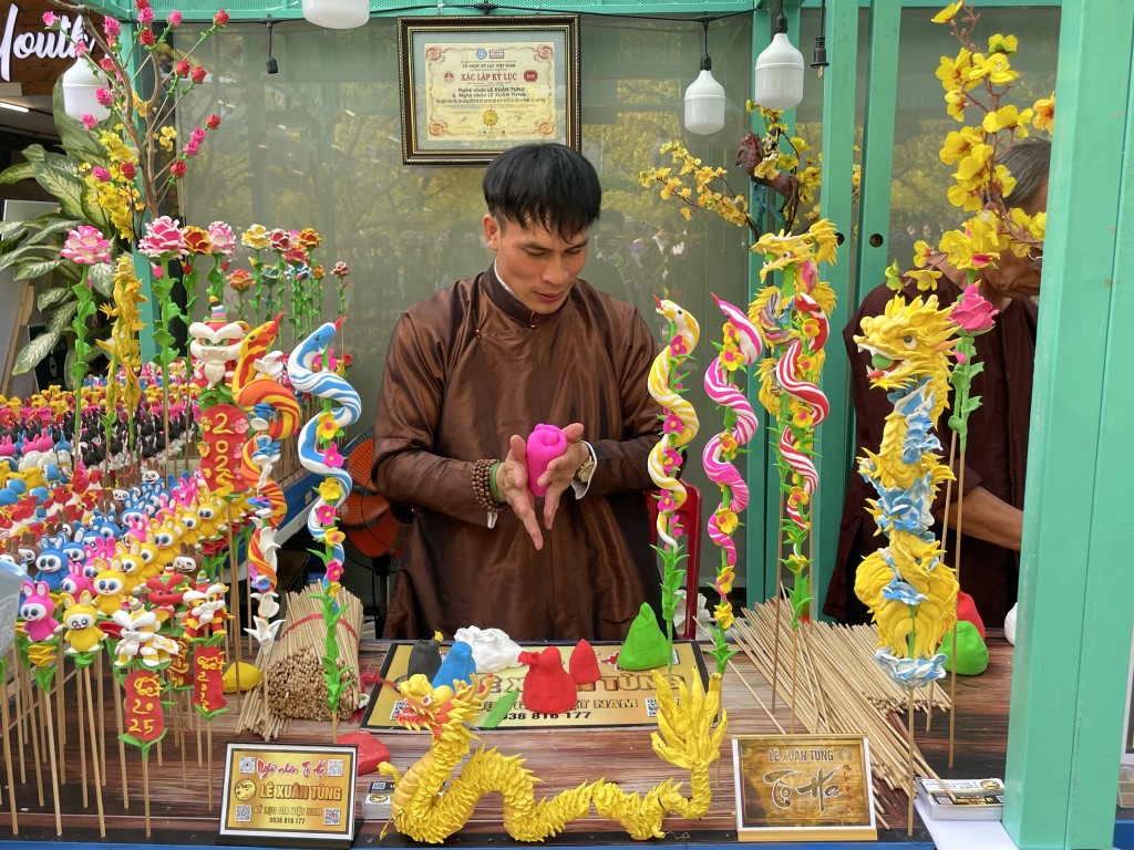 Tò he là một nét đặc trưng ngày Tết không thể thiếu ở Việt Nam Tò he là một nét đặc trưng ngày Tết không thể thiếu ở Việt Nam