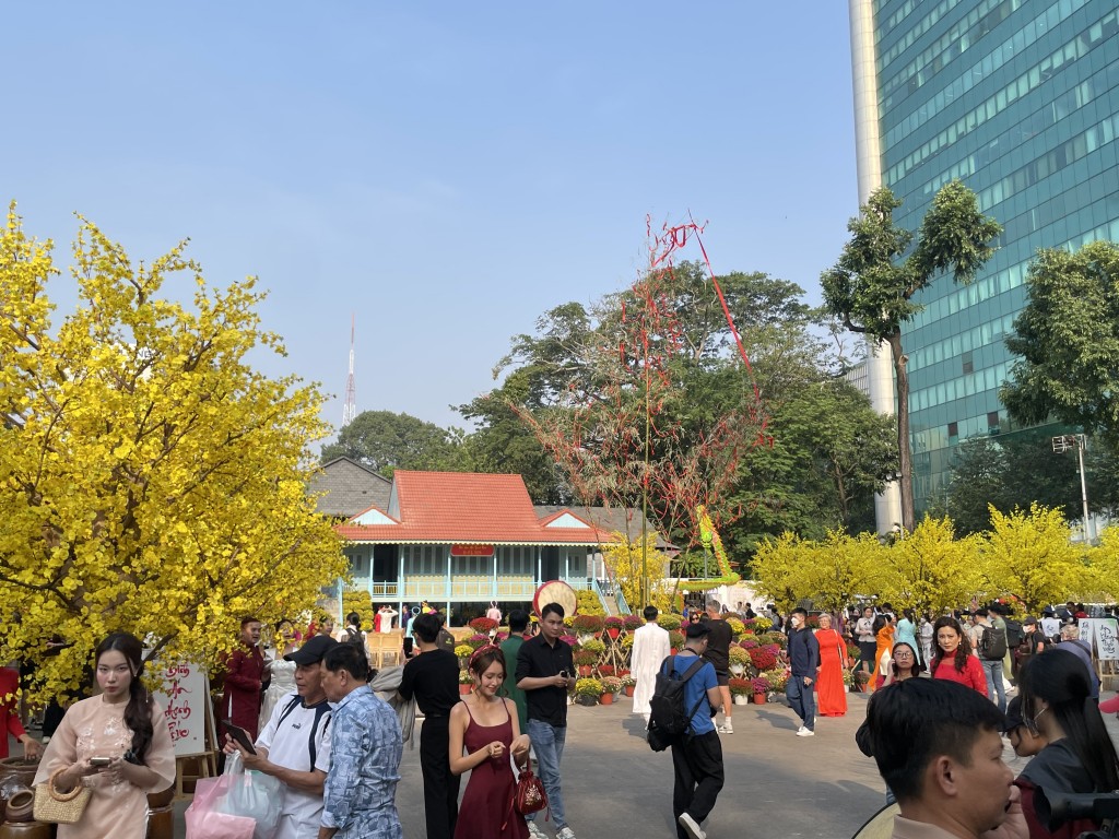 Càng cận Tết, người dân TP Hồ Chí Minh lại tìm về đây càng đông Càng cận Tết, người dân TP Hồ Chí Minh lại tìm về đây càng đông
