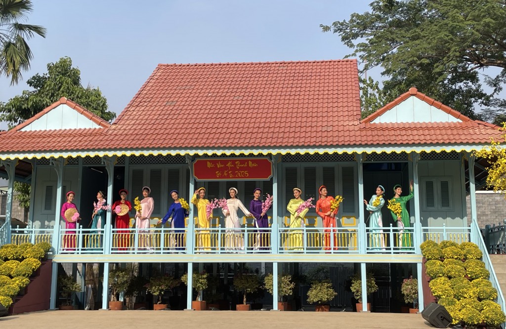 Điểm nổi bật năm nay chính là một ngôi nhà ở ngay trung tâm không gian lễ hội, được thiết kế theo một phong cách rất riêng của người miền Nam, cụ thể là người dân An Giang. Ngôi nhà được đặt ở đó mang ý nghĩa truyền tải giá trị gia đình chính là cốt lõi, những cảm xúc đẹp nhất trong những ngày Tết đó là sự xum họp, sự đoàn viên, lòng biết ơn... và nhiều những giá trị khác của gia đình Việt TP Hồ Chí Minh: Rực rỡ sắc Xuân tại Lễ hội Tết Việt 2025