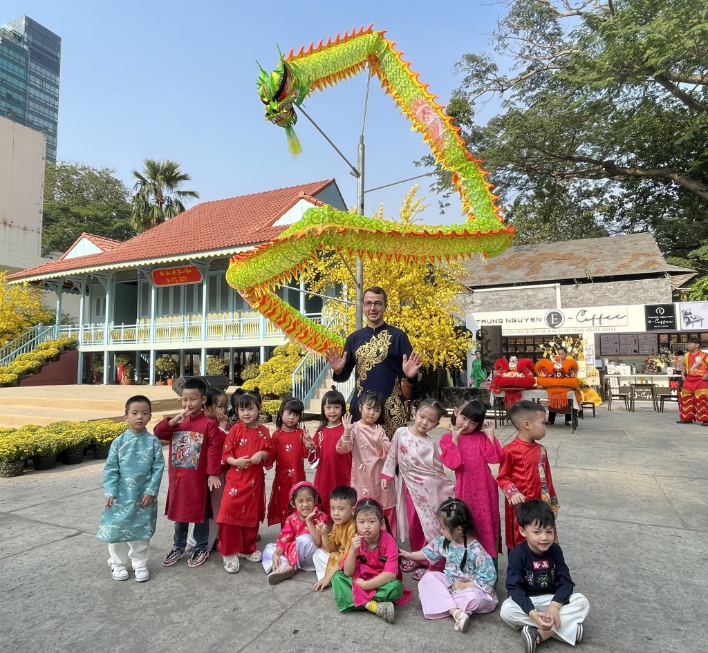 Dịp này, các bạn nhỏ cũng được ba mẹ dẫn đến đây vui chơi, chụp ảnh cùng tà áo dài xinh xắn Dịp này, các bạn nhỏ cũng được ba mẹ dẫn đến đây vui chơi, chụp ảnh cùng tà áo dài xinh xắn
