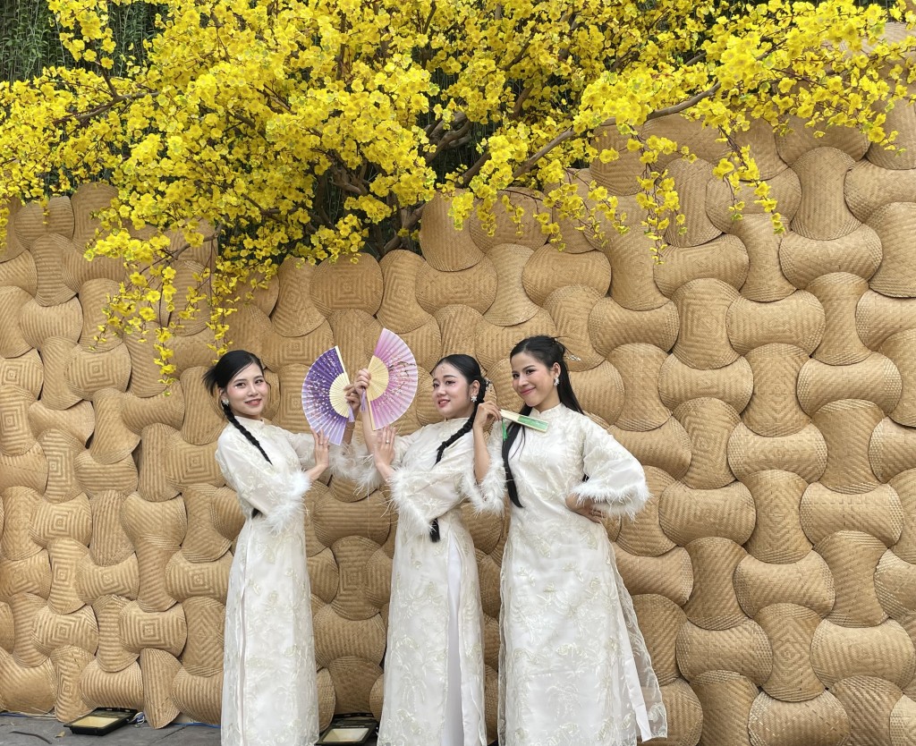 Từ các bạn trẻ ưa chuộng kiểu áo dài cách tân, hiện đại... Từ các bạn trẻ ưa chuộng kiểu áo dài cách tân, hiện đại...