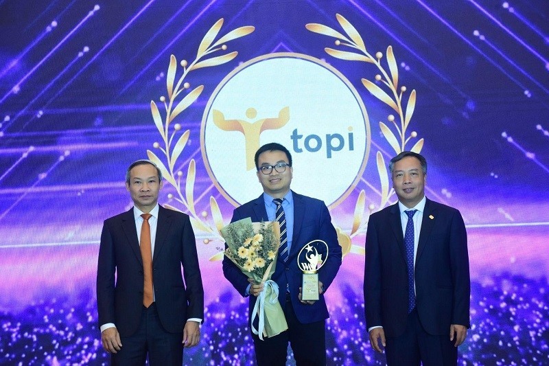 TOPI nhận được Vinh danh “Giải pháp tài chính cá nhân sáng tạo 2024” từ Hội đồng Bình chọn VWAS 2024. Trong ảnh: Lãnh đạo TOPI nhận Vinh danh từ Ban Tổ chức Diễn đàn cấp cao Cố vấn tài chính Việt Nam 2024