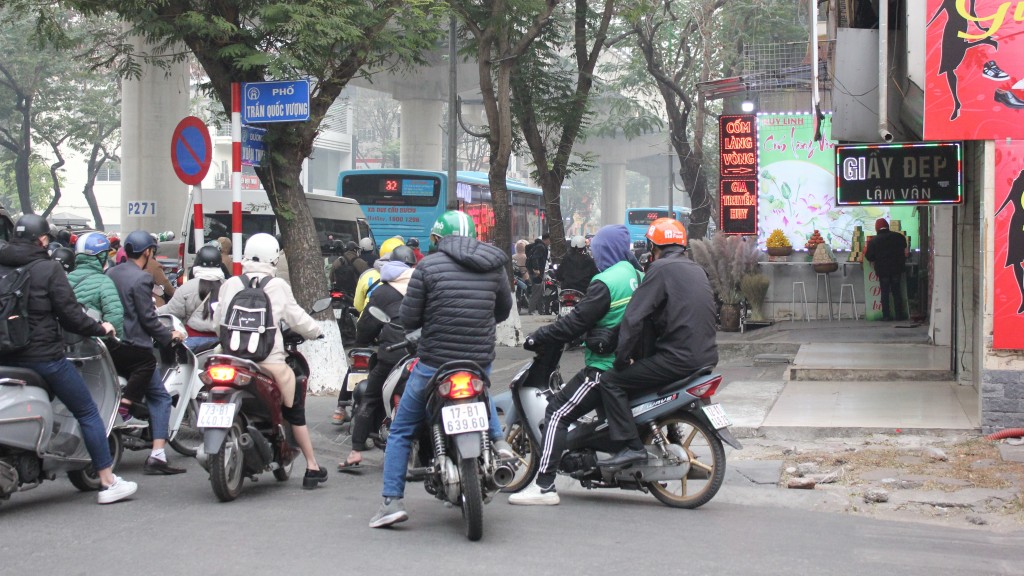 Người thì muốn đi đúng luật, người thì lao lên vỉa hè tạo nên cảnh hỗn loạn tại ngã ba Xuân Thủy qua phố Trần Quốc Vượng