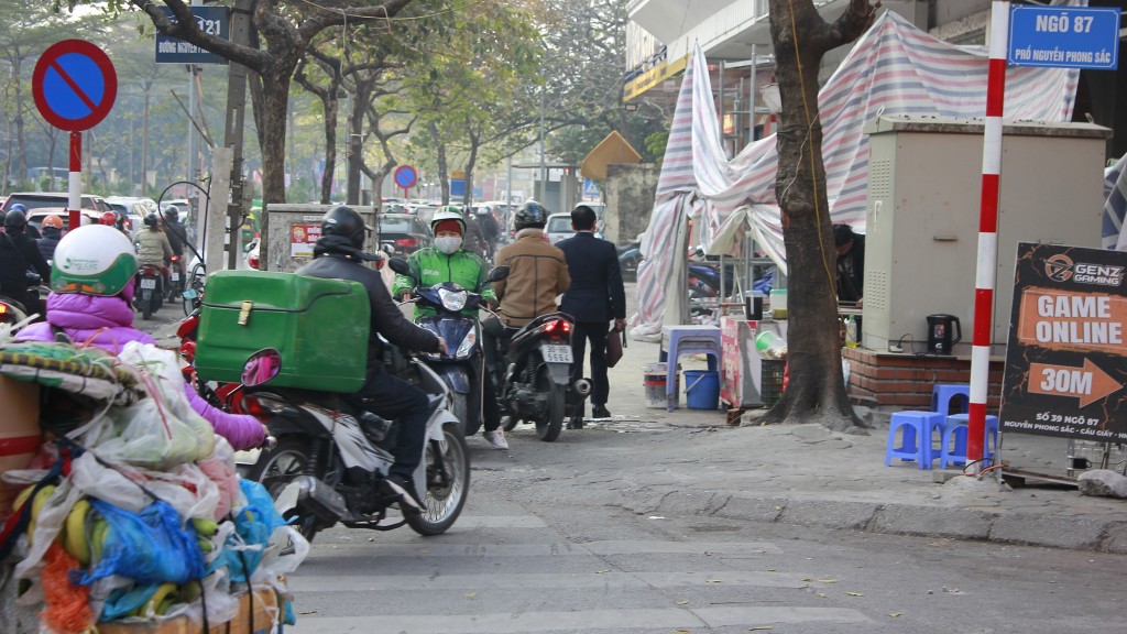 Tại đường Nguyễn Phong Sắc, tình trạng xe máy di chuyển trên vỉa hè vẫn diễn ra phổ biến