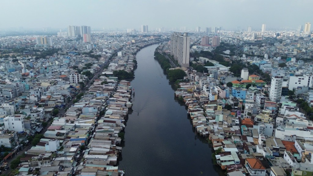 TP. Hồ Chí Minh tăng cường xử lý vi phạm xây dựng không phép trên hành lang sông, kênh, rạch - Ảnh minh họa.