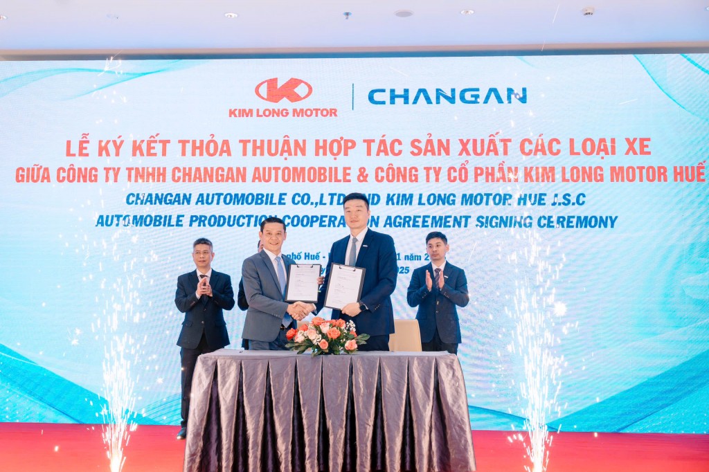 Đại diện Công ty Cổ phần Kim Long Motor Huế và Công ty TNHH Changan Automobile ký kết thỏa thuận hợp tác sản xuất các loại xe