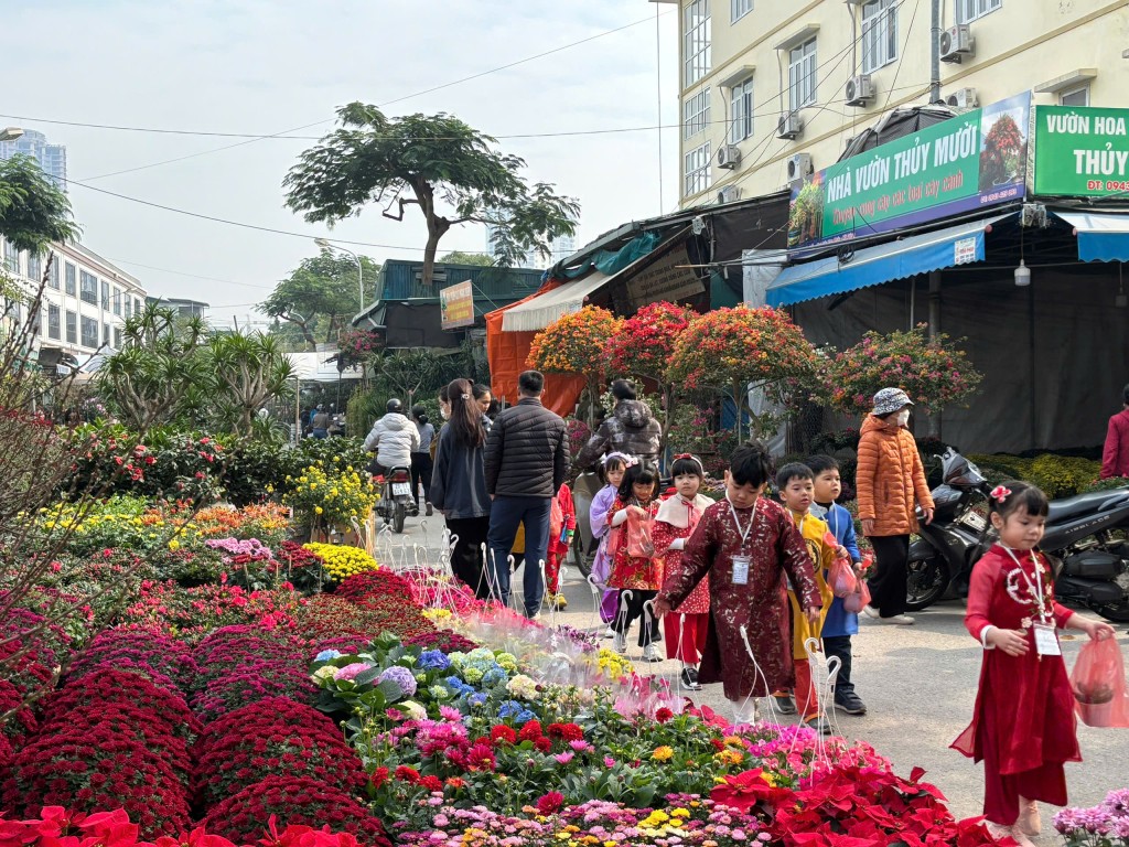 Đi chợ hoa xuân để thấy Tết về