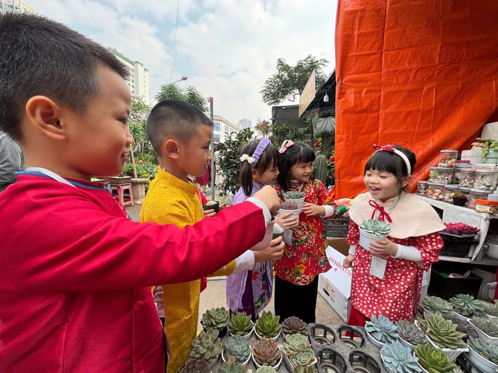 Đi chợ hoa xuân để thấy Tết về