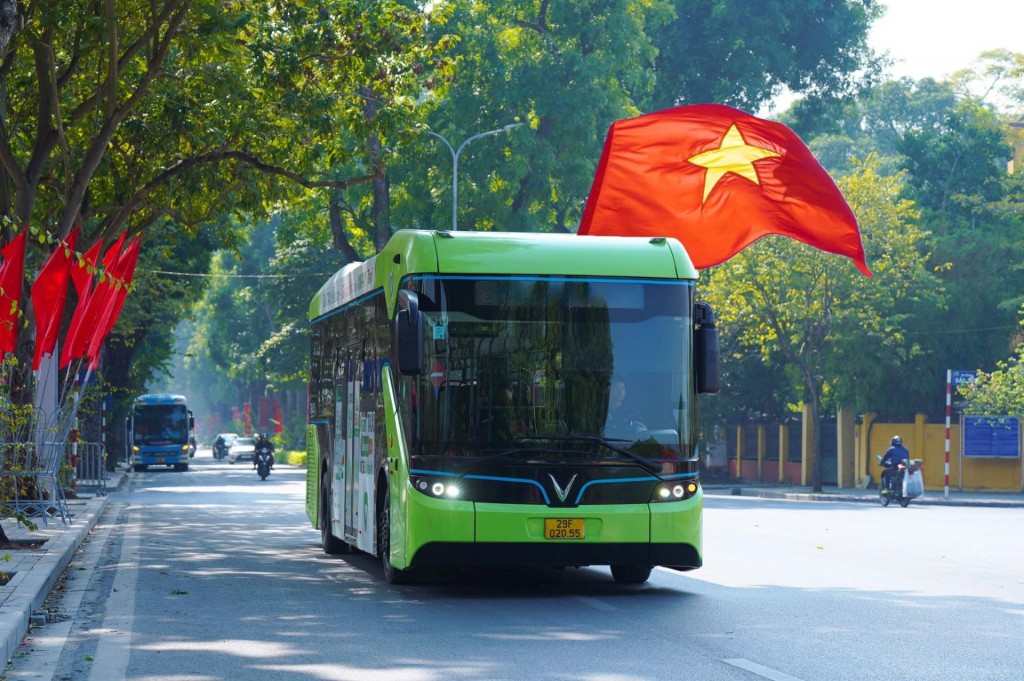 Sắc xanh xe buýt điện VinBus không ngừng nỗ lực “phủ xanh” thành phố (Ảnh: VinBus)