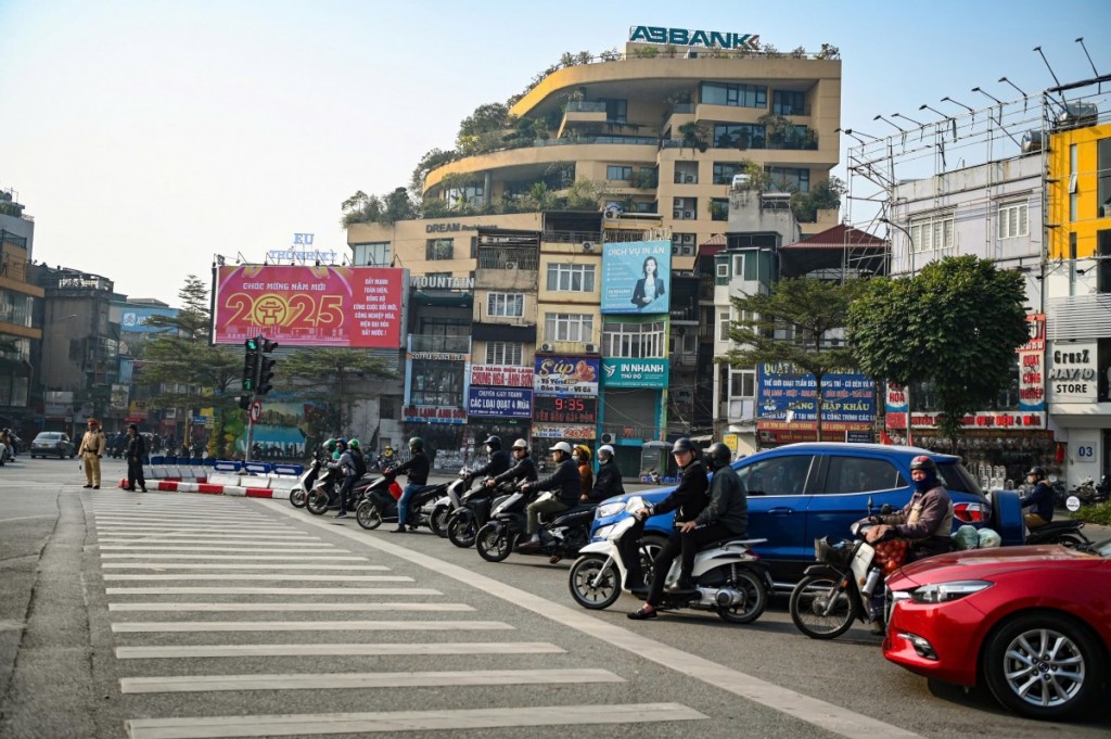 Những bánh xe đều tăm tắp trước vạch kẻ