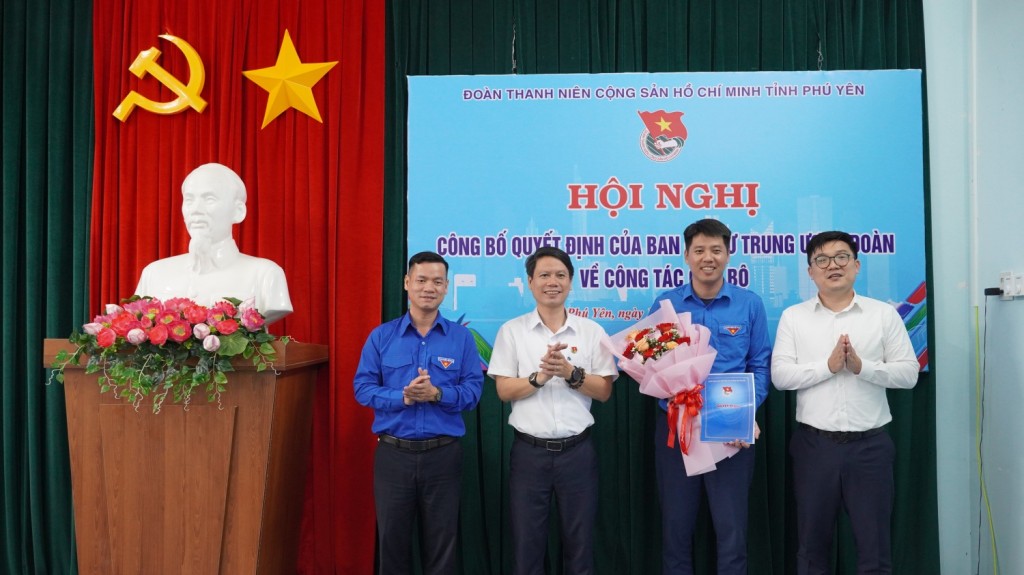 Lãnh đạo Ban Dân vận Tỉnh ủy, Thường trực Tỉnh Đoàn trao quyết định và tặng hoa chúc mừng tân Phó Bí thư Tỉnh Đoàn Nguyễn Thao Giang.