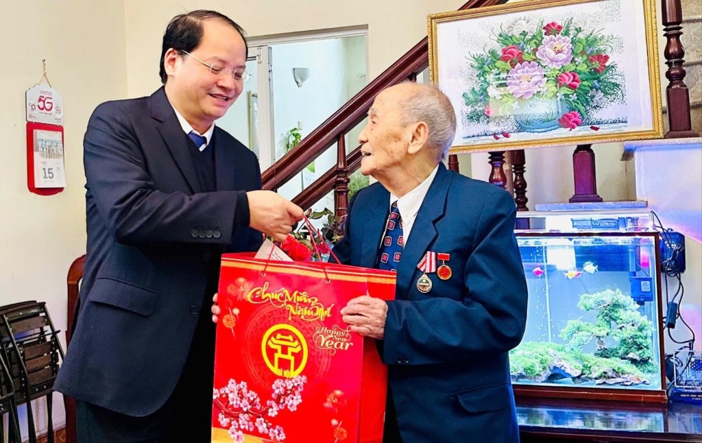 Thăm, tặng quà Tết thương binh, cán bộ tiền khởi nghĩa