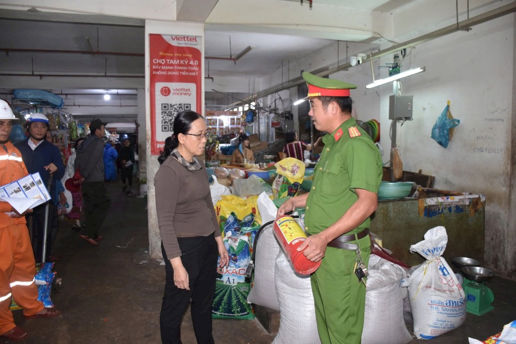 Cán bộ phòng Cảnh sát PCCC và CNCH hướng dẫn bà con tiểu thương cách kiểm tra, sử dụng bình chữa cháy.