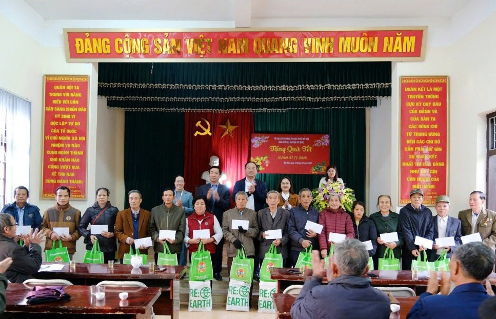 Trao tặng 50 suất quà Tết tới cựu thanh niên xung phong