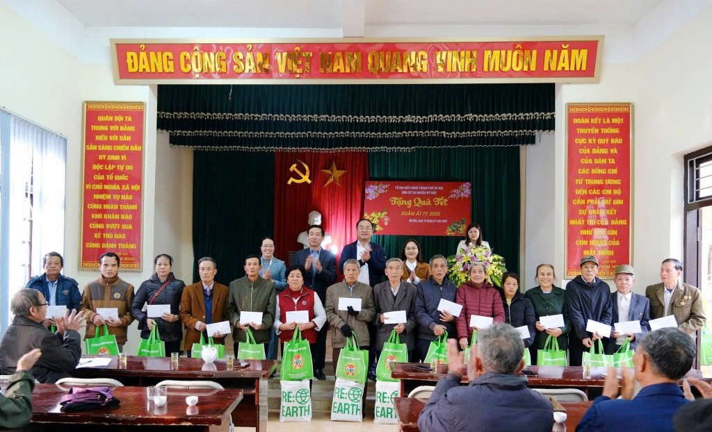 Trao tặng 50 suất quà Tết tới cựu thanh niên xung phong