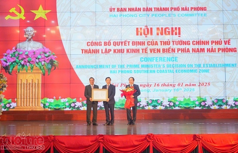 Trao quyết định thành lập Khu kinh tế ven biển phía Nam Hải Phòng