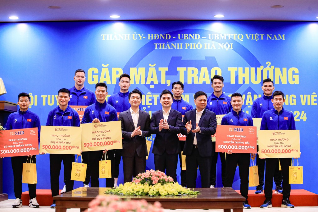 Tập đoàn T&T Group và Ngân hàng SHB trao thưởng cho các cầu thủ CLB Hà Nội và CLB Công an Hà Nội
