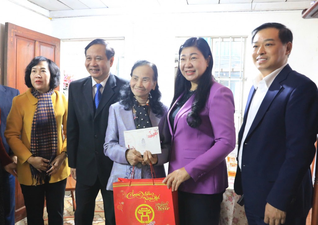 Chủ tịch MTTQ TP Hà Nội chúc Tết thương binh, cá nhân tiêu biểu Chủ tịch MTTQ TP Hà Nội chúc Tết thương binh, cá nhân tiêu biểu