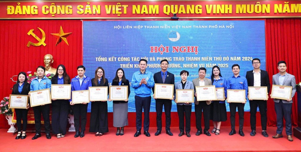 Hội Liên hiệp Thanh niên TP Hà Nội nhận Cờ thi đua dẫn đầu