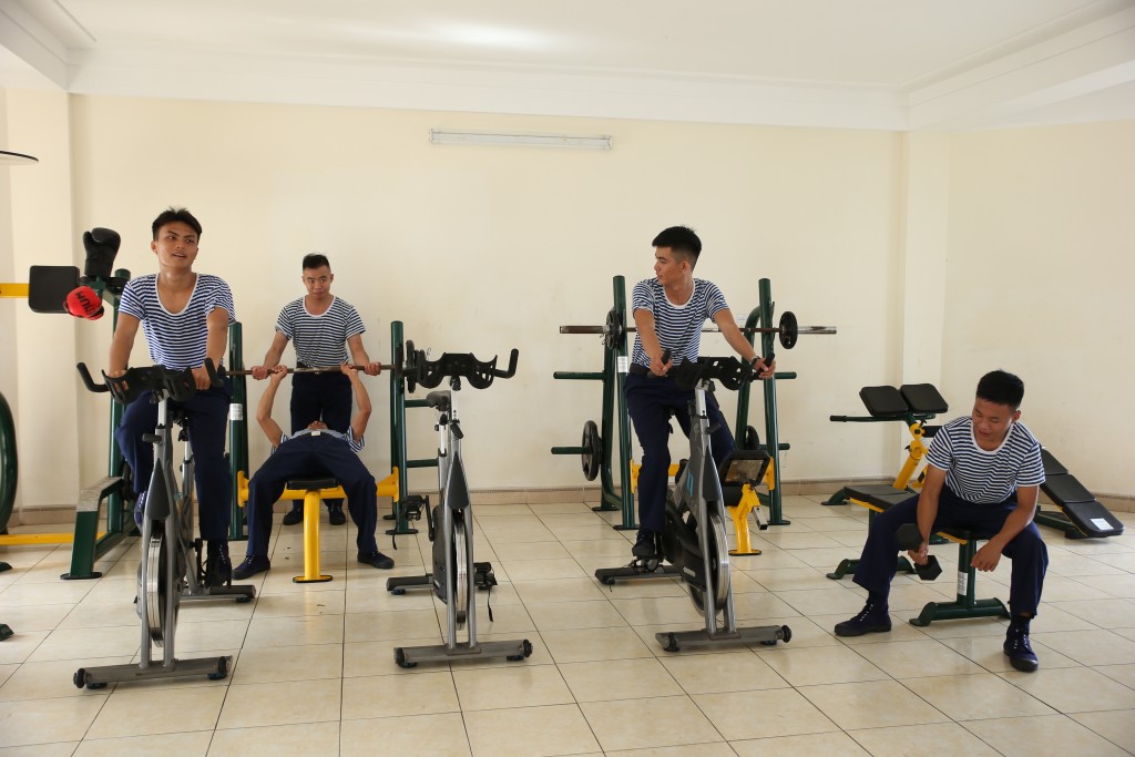 Các chiến sĩ tập luyện thể thao 