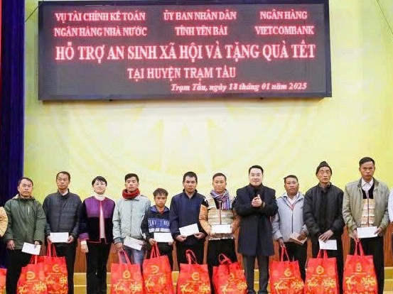 Trao hỗ trợ 1,2 tỷ đồng xây nhà cho hộ nghèo tại Trạm Tấu