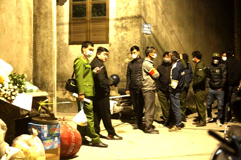 Tối muộn ngày 17/1, lực lượng chức năng vẫn phong toả hiện trường, điều tra làm rõ nguyên nhân khiến các nạn nhân tử vong