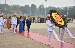 Đoàn kiều bào tiêu biểu vào Lăng viếng Chủ tịch Hồ Chí Minh