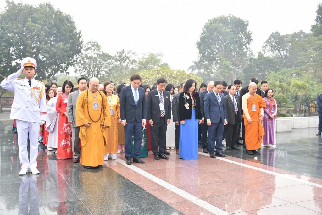 Đoàn kiều bào tiêu biểu vào Lăng viếng Chủ tịch Hồ Chí Minh