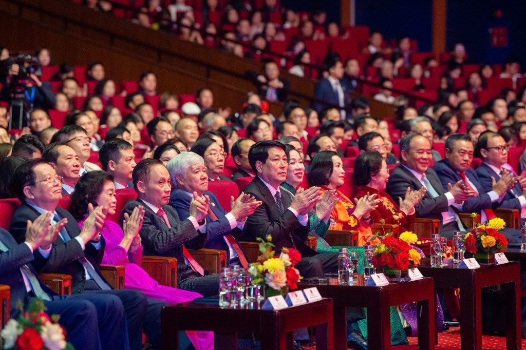 Chủ tịch nước Lương Cường, Chủ tịch UBTƯ MTTQ Việt Nam Đỗ Văn Chiến, cùng gần 1000 kiều bào tới dự Chương trình. (Ảnh: Quang Vinh)