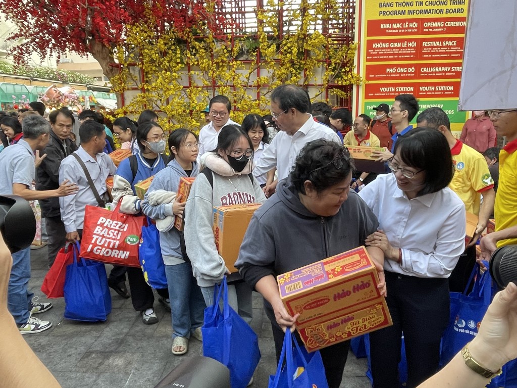 Tiễn 2.000 sinh viên, lao động TP Hồ Chí Minh về quê đón Tết