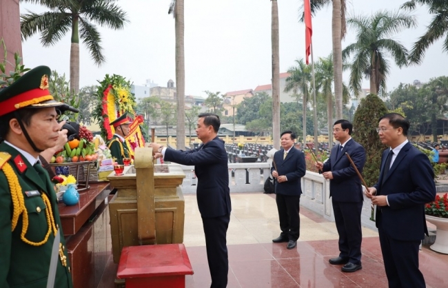 Lãnh đạo quận Hoàng Mai tri ân các anh hùng liệt sĩ