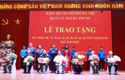 Quận Hai Bà Trưng trao Huy hiệu Đảng đợt 3/2