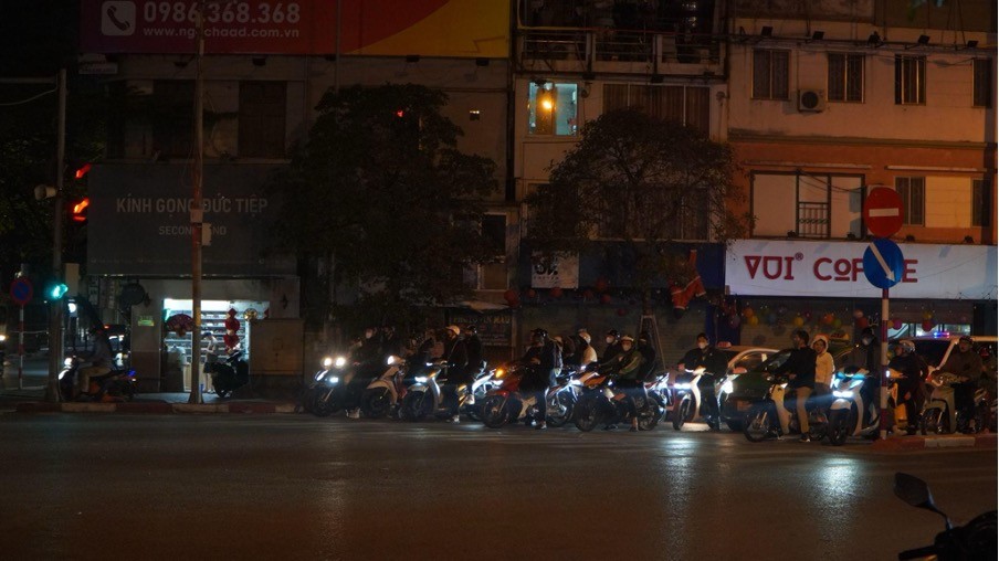 12h đêm trên nút giao phố Khâm Thiên và phố Tôn Đức Thắng, dù không có lực lượng chức năng nhưng người dân vẫn tuân thủ chờ đèn đỏ
