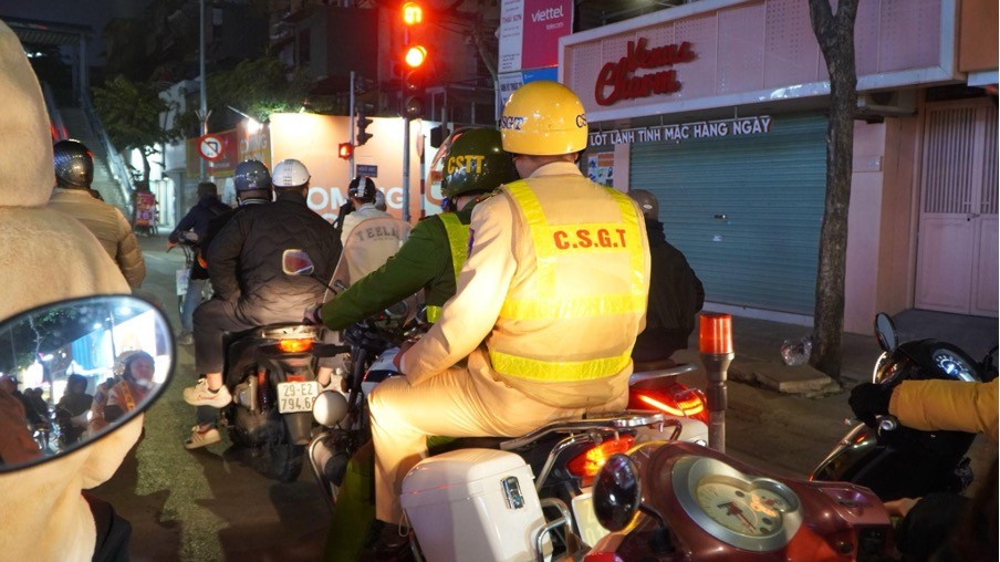 Lực lượng 141H Công an quận Đống Đa hoà cùng dòng người di chuyển trên nhiều tuyến phố Láng, Huỳnh Thúc Kháng… khiến người dân yên tâm mỗi khi phải di chuyển về khuya