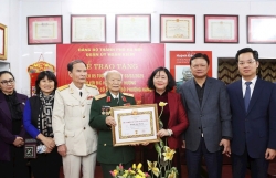 Trao Huy hiệu 85 năm tuổi Đảng tặng Thiếu tướng Huỳnh Đắc Hương