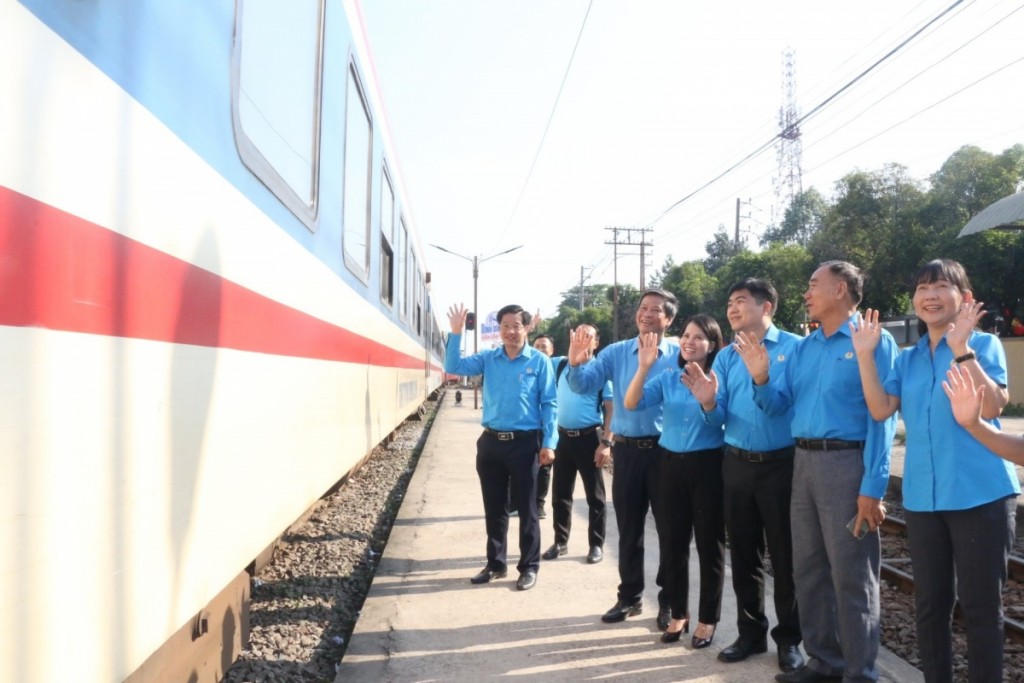 Cán bộ công đoàn tiễn công nhân lao động lên tàu về quê ăn Tết năm 2024 (Ảnh: H.T)