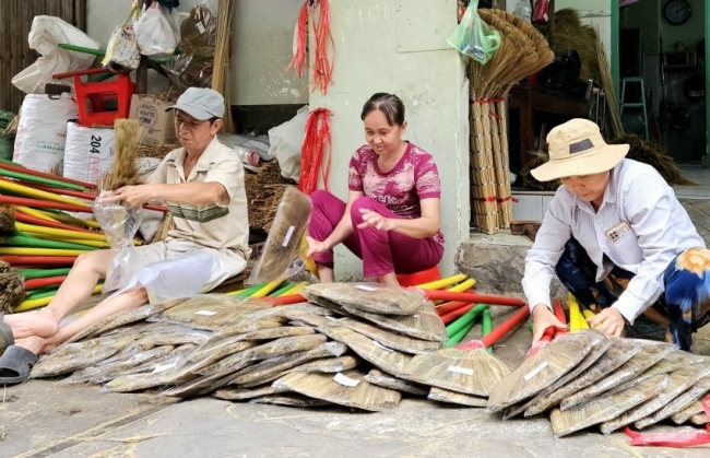 Hương Tết "làng" chổi đót